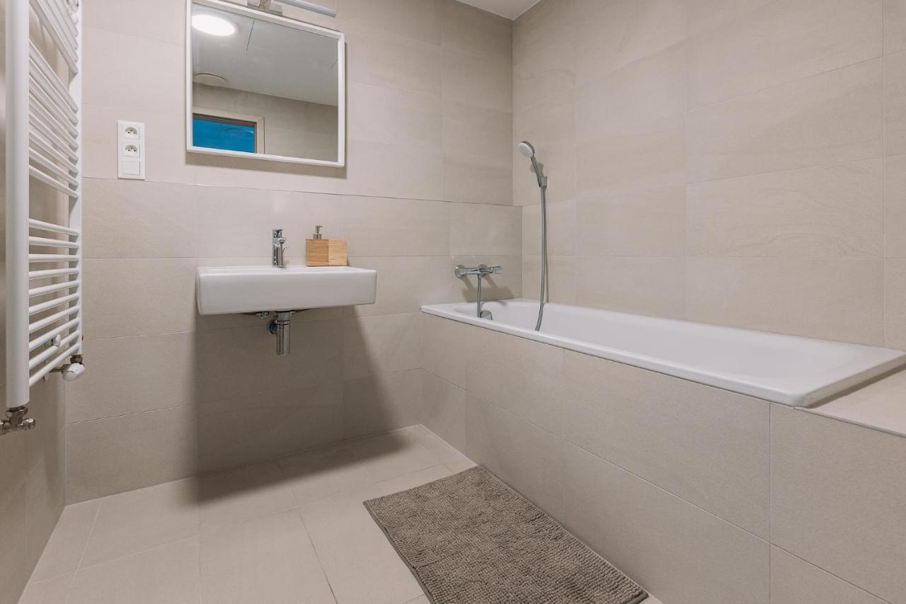 Skau Coral Residence In Sky Park 22 Floor 1Tower Panoramic View Free Parking บราติสลาวา ภายนอก รูปภาพ